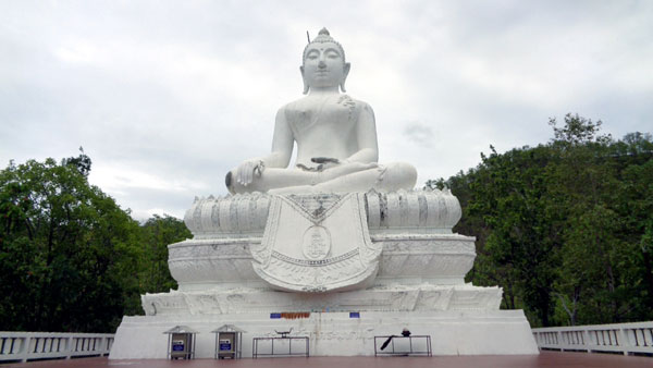 Climbing up the White Buddha (Wat Phra That Mae Yen)