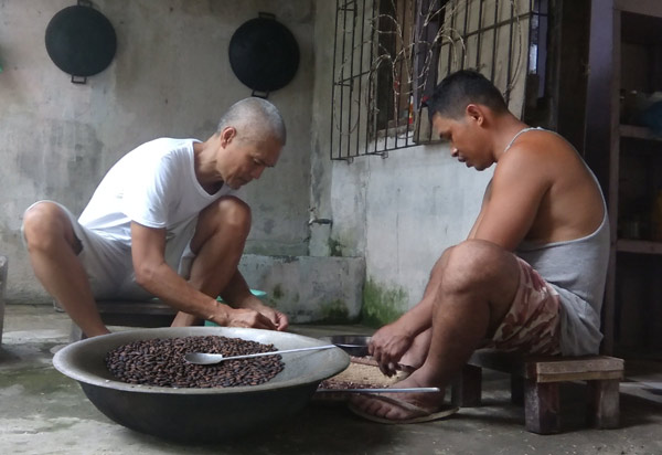 Making Sikwate: from cacao fruit to a hot dark chocolate drink